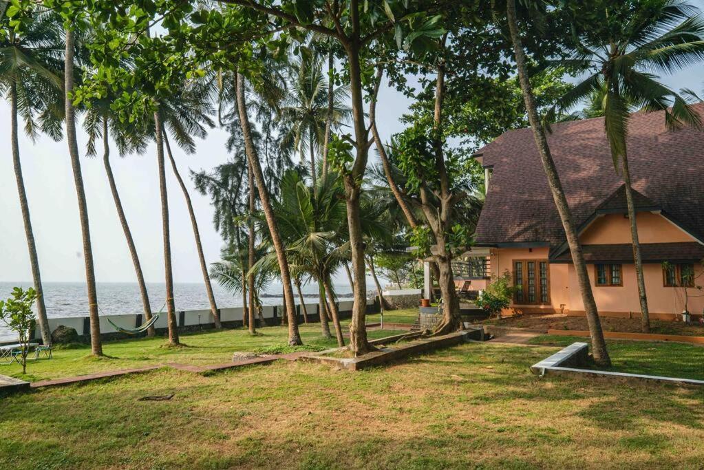 Baywatch By Grha - A Picturesque Beachfront Villa โคชิโคด ภายนอก รูปภาพ